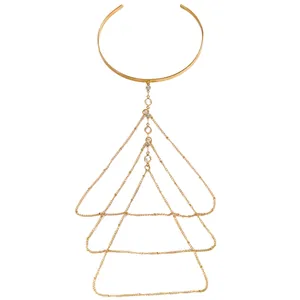 Gedetailleerd overzicht van een goudkleurige meerlagige kwastjesarmband met strass-steentjes.