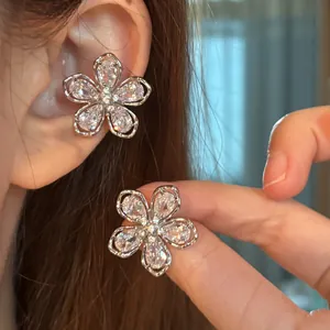 Clip de Cartilage Fleur en Zirconia de Style Coréen en Cuivre Plaqué Argent Boucles d'Oreilles sans Perçage Bijoux pour Femmes Cadeau