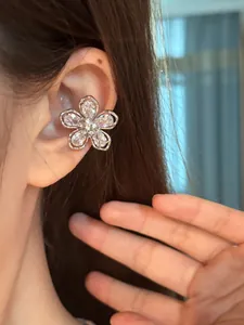 Élégant clip d'oreille fleur en zircon étincelant pour oreilles non percées en détail
