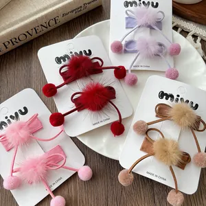 Détail de pinces à cheveux à pompon en peluche et nœud en soie pour filles en couleurs