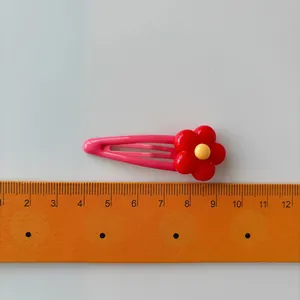 Set di 5 fermagli BB rosa con fiori rossi e righello che mostra la misura di 5,5cm