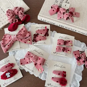 Set dettagliato di fiocchi per capelli in velluto a pois rosa e rossi e fermagli cane