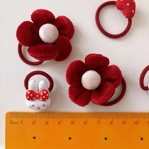 Set di elastici per capelli con fiori di stoffa rossi e ciondoli a coniglio per bimbe