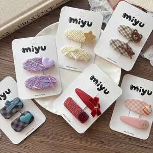 Détails de barrettes à carreaux et nœuds en velours pour enfants sur carte support
