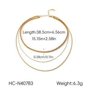Vue détaillée du collier triple épaisseur en acier doré avec dimensions
