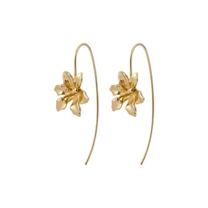 Elegante goldfarbene Vintage-Blumenohrringe mit minimalistischem weißem Hintergrund.