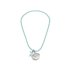 Collar de cuentas estilo playa con colgantes de concha y lazo azul, fondo blanco