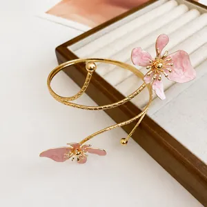 Brazalete de brazo dorado vintage con elegantes flores de esmalte rosa y diseño en espiral