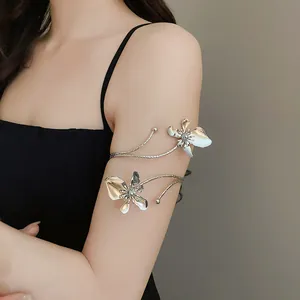 Primer plano detallado de un brazalete de flores vintage plateado en el brazo de la modelo