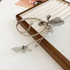 Primer plano detallado de brazalete de brazo abierto con flores de plata vintage