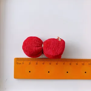 Rote Samtschleife Haarspange mit Goldperlen und Silberdraht auf weißem Hintergrund