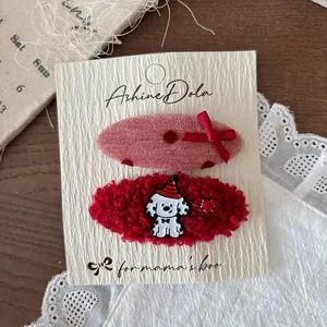Dettaglio di due fermagli per capelli a pois con cartone animato di cucciolo su carta