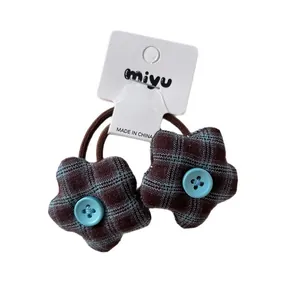 Lot de deux chouchous fleurs à carreaux bleus et rouges avec bouton pour filles
