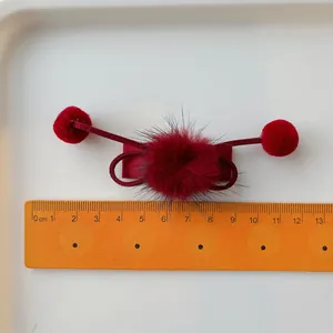 Pince à cheveux rouge en peluche pour filles avec pompons, vue avec règle de mesure