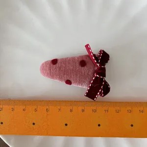 Fermaglio per capelli fragola rosa con pois e fiocco di velluto rosso per bambina