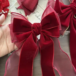 Fiocco per capelli in velluto rosso con strati di organza e lunghi nastri eleganti