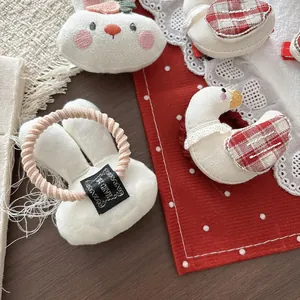 Handgemaakte pluche konijn haaraccessoires set met rode ruitdetails op houten basis
