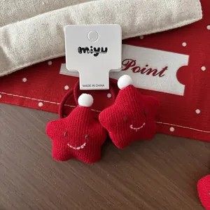 Paire d'élastiques à cheveux étoiles rouges en tricot avec pompons blancs et broderie