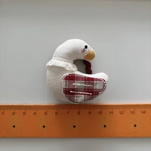 Handgemaakte zwaan haarspeld met rode geruite vleugels en kant detail, 6cm breed
