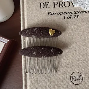 Peignes à cheveux vintage en laine avec broderie nœud et breloque cœur pour un style élégant