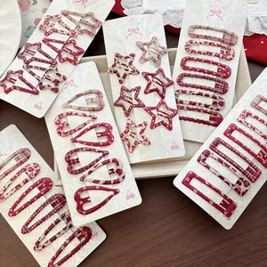 Détail de pinces à cheveux rouges motif étoile et léopard sur carte d'affichage