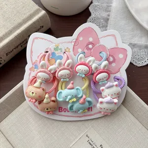 Détail d'un ensemble de chouchous pour enfants avec motifs animaux sur présentoir