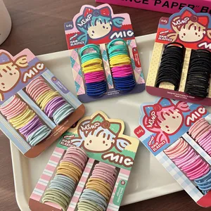 Dettaglio di elastici per capelli per bambini ad alta elasticità in toni caramella