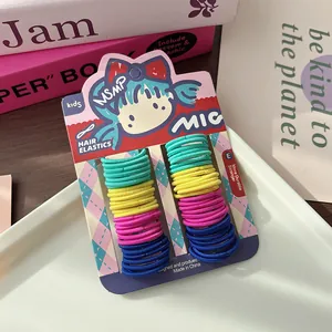 Dettaglio di elastici per capelli colorati per bambini in una confezione professionale