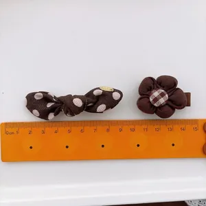 Lot de barrettes à cheveux avec nœud à pois marron et fleur, vue avec mesure de taille