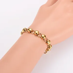 Primer plano de una pulsera de acero inoxidable 304 dorado con cuentas de campana huecas