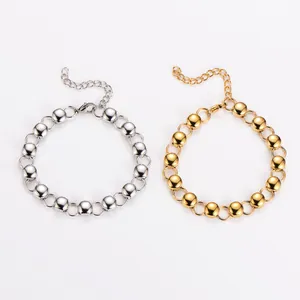 Detalle de las pulseras de acero inoxidable chapadas en oro y plata con eslabones circulares