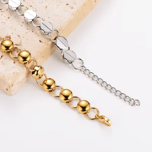 Primer plano de pulsera de acero inoxidable chapado en oro 18k con diseño de bolas
