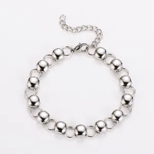 Primer plano de la pulsera de campana minimalista de acero inoxidable con cuentas huecas