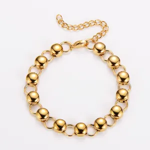Vista detallada de una elegante pulsera de esferas huecas de acero chapada en oro de 18k.