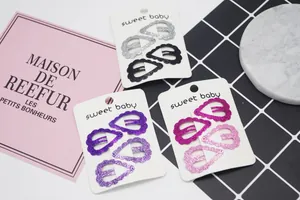Détail de barrettes à paillettes en forme de cœur avec bords ondulés sur cartes