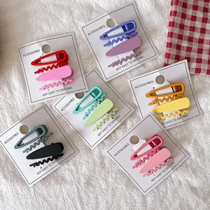 Gros plan sur des sets de barrettes mates aux couleurs acidulées et designs variés
