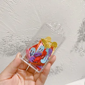 Detail van kleurrijke snoepkleurige haarspeldjes in een transparante opbergdoos