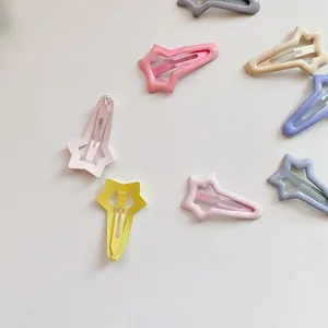 Détail de barrettes en métal en forme d'étoile aux couleurs bonbon pour fillettes