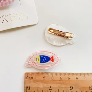 Set de lindas pinzas de pelo de acrílico con patrón de mármol rosa y clip de metal dorado