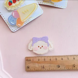 Detalle de horquillas de acrílico de 4,5 cm con diseños de cachorros, fresas y helados
