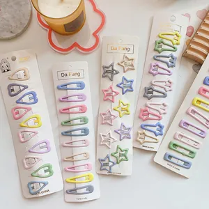 Vue détaillée des barrettes à cheveux en forme de cœur et d'étoile aux tons macaron