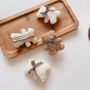Süße Teddybär Plüsch Haarklammern mit karierten Schleifen auf einem Holztablett Deko