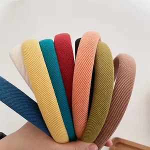 Detailansicht der strukturierten Stoff-Haarbänder in verschiedenen Farben aus Strickstoff