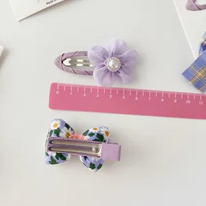 Set de pinzas para el pelo moradas con flores de malla y lazos florales para niñas