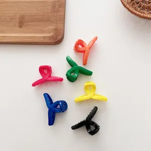 Lot de 6 pinces à cheveux colorées en plastique brillant au design minimaliste chic