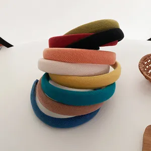 Detail von neun bunten gerippten Stoffstirnbändern in einer Spiralform angeordnet