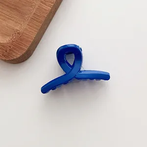 Mini pince à cheveux bleu brillant au design croisé torsadé pour la coiffure