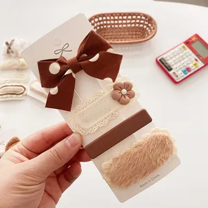 Detail von vierteiligem Haarclip-Set mit Stoffschleife, Spitzenblume und Plüschtextur