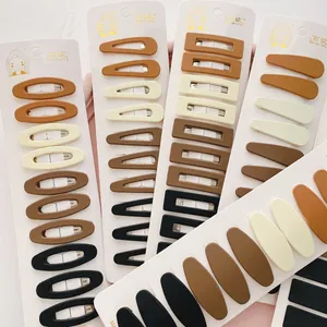 Gros plan de pinces à cheveux géométriques ajourées dans les tons beige et café
