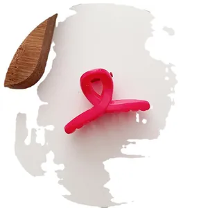 Petite pince à cheveux couleur bonbon rose fuchsia avec un design de ruban torsadé minimaliste